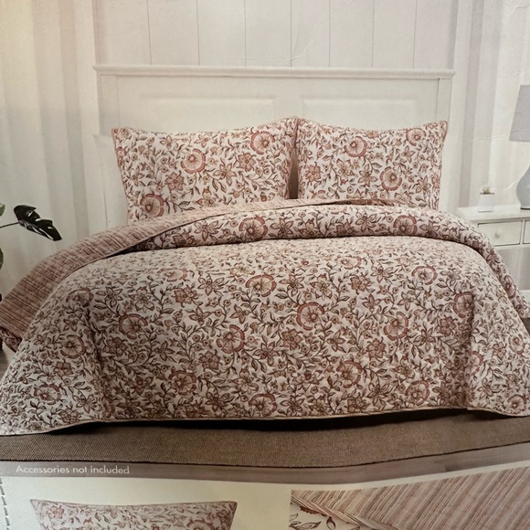 Reversible Queen Quilt Set - Picture 4 of 4